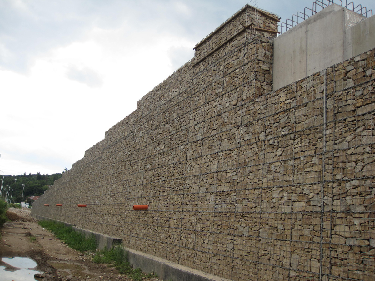 Pohled na gabionový obklad v líci zdi